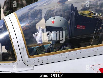Bildnummer: 53305093 Datum: 30.08.2009 Copyright: imago/Xinhua (090830) -- TANGSHAN, 30. August 2009 (Xinhua) -- He Xiaoli, eine Pilotin des Jet-Kampfflugzeugs, Gesten im Flugzeug an einem Flughafen in Nordchina, 30. August 2009. Die chinesische Luftwaffe veranstaltete hier am Sonntag eine Zeremonie für die erste Charge weiblicher Flugzeugpiloten, die mit neuen, speziell für die Frau entwickelten Fluganzügen ausgestattet wurden. (Xinhua/Zha Chunming) (hdt) (11)CHINA-WEIBLICHE JET-JAGDFLIEGER-PILOTEN-NEUER FLUGANZUG (CN) PUBLICATIONxNOTxINxCHN Staat Militär Fotostory Arbeitswelten Gesellschaft Pilotin Pilotenausbildung Kampffliegerin Kampfpilo Stockfoto