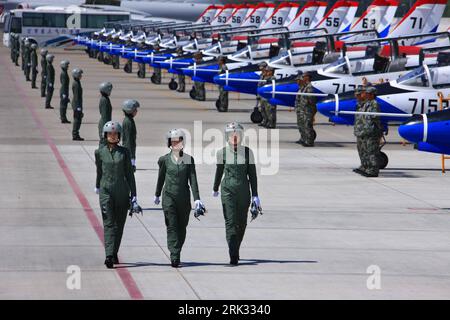 Bildnummer: 53305099  Datum: 30.08.2009  Copyright: imago/Xinhua (090830) -- TANGSHAN, Aug. 30, 2009 (Xinhua) -- Photo taken on Aug. 30, 2009 shows female jet fighter pilots dressed in the new flight suits at an airport in north China, Aug. 30, 2009. The Chinese air force held Sunday a ceremony here for the first batch of female jet fighter pilots to be equipped with new flight suits especially designed for the female. (Xinhua/Zha Chunming) (hdt) (9)CHINA-FEMALE JET FIGHTER PILOTS-NEW FLIGHT SUIT (CN) PUBLICATIONxNOTxINxCHN Staat Militär Fotostory Arbeitswelten Gesellschaft Pilotin Pilotenausb Stockfoto