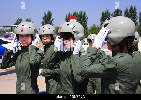 Bildnummer: 53305094  Datum: 30.08.2009  Copyright: imago/Xinhua (090830) -- TANGSHAN, Aug. 30, 2009 (Xinhua) -- Female jet fighter pilots wear helmets at an airport in north China, Aug. 30, 2009. The Chinese air force held Sunday a ceremony here for the first batch of female jet fighter pilots to be equipped with new flight suits especially designed for the female. (Xinhua/Zha Chunming) (hdt) (13)CHINA-FEMALE JET FIGHTER PILOTS-NEW FLIGHT SUIT (CN) PUBLICATIONxNOTxINxCHN Staat Militär Fotostory Arbeitswelten Gesellschaft Pilotin Pilotenausbildung Kampffliegerin Kampfpilotin Frau Kbdig xdp 200 Stockfoto