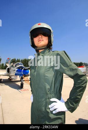Bildnummer: 53305098  Datum: 30.08.2009  Copyright: imago/Xinhua (090830) -- TANGSHAN, Aug. 30, 2009 (Xinhua) -- Photo taken on Aug. 30, 2009 shows a female jet fighter pilot dressed in the new flight suit at an airport in north China, Aug. 30, 2009. The Chinese air force held Sunday a ceremony here for the first batch of female jet fighter pilots to be equipped with new flight suits especially designed for the female. (Xinhua/Zha Chunming) (hdt) (7)CHINA-FEMALE JET FIGHTER PILOTS-NEW FLIGHT SUIT (CN) PUBLICATIONxNOTxINxCHN Staat Militär Fotostory Arbeitswelten Gesellschaft Pilotin Pilotenausb Stockfoto