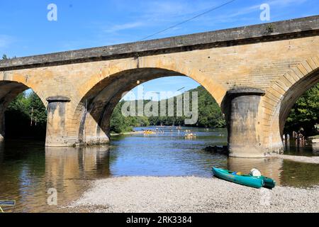 Eté, Chaleur, plage, Baignade, Repos, Détente, Promenade sur la Dordogne sous le château fort de Castelnaud en Périgord noir. Avec la chaleur la riviè Stockfoto