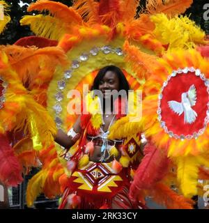 Bildnummer: 53307397  Datum: 31.08.2009  Copyright: imago/Xinhua (090831) -- LONDON, Aug. 31, 2009 (Xinhua) -- A dressed-up girl poses during the parade of the Notting Hill Carnival in London, capital of the U.K., Aug. 31, 2009. The two-day Notting Hill Carnival, Europe s largest street party, drew to an end on Monday at Notting Hill in west London with millions of visitors coming to enjoy the annual carnival. (Xinhua/Wang Yahong) (gxr) (4)UK-LONDON-NOTTING HILL CARNIVAL PUBLICATIONxNOTxINxCHN London Nothing Hill Karneval Straßenfeste Premiumd kbdig xub 2009 quer o00 Sambatänzerin    Bildnumme Stock Photo