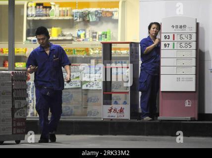 Bildnummer: 53313547  Datum: 02.09.2009  Copyright: imago/Xinhua (090902) -- BEIJING, Sep. 2, 2009 (Xinhua) -- A petrol station employee changes the price tag of oil in Beijing, China, Sep. 2, 2009. China raised the prices of gasoline and diesel by 300 yuan (44.12 U.S. dollars) a tonne, or about 4 percent each since Sept. 2. The retail price of gasoline increased by 0.22 yuan a liter, and diesel increased by 0.26 yuan a liter. (Xinhua/Dai Xuming)(yc) (1)CHINA-OIL PRICE-RAISE (CN) PUBLICATIONxNOTxINxCHN Wirtschaft kbdig xkg 2009 quer o00 Erhöhung Gaspreis Benzinpreis    Bildnummer 53313547 Date Stock Photo