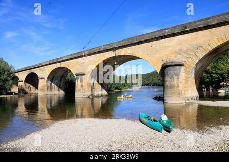 Eté, Chaleur, plage, Baignade, Repos, Détente, Promenade sur la Dordogne sous le château fort de Castelnaud en Périgord noir. Avec la chaleur la riviè Stockfoto