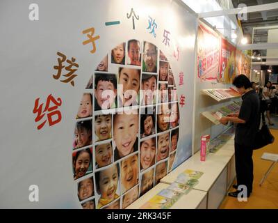 Bildnummer: 53315935  Datum: 03.09.2009  Copyright: imago/Xinhua (090903) -- BEIJING, Sept. 3, 2009 (Xinhua) -- A visitor reads books for children at the 16th Beijing International Book Fair (BIBF), in Beijing, capital of China, Sept. 3, 2009. The 16th BIBF kicked off in Beijing on Thursday, in which a total of 160,000 kinds of books are presented to visitors. (Xinhua) (zgp) (9)CHINA-BEIJING-INTERNATIONAL BOOK FAIR-OPENING (CN) PUBLICATIONxNOTxINxCHN kbdig xmk 2009 quer o00 Messe, Buchmesse    Bildnummer 53315935 Date 03 09 2009 Copyright Imago XINHUA  Beijing Sept 3 2009 XINHUA a Visitor read Stock Photo