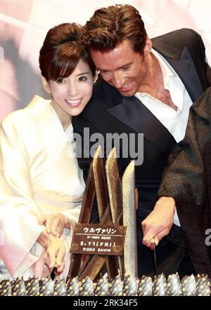 Bildnummer: 53316107 Datum: 03.09.2009 Copyright: imago/Xinhua (090903) -- TOKIO, 3. September 2009 (Xinhua) -- der australische Schauspieler Hugh Jackman (R) und Naomi Kawashima aus Japan nehmen am 3. September 2009 an der Japan-Premiere von Jackmans neuestem Film X-Men Origins: Wolverine in Roppongi aus Tokio Teil. Der neue X-men-Film wird am 11. September in Tokio eröffnet. (Xinhua/Ren Zhenglai)(axy) (6)JAPAN-TOKYO-HUGH JACKMAN-X-MEN MOVIE PUBLICATIONxNOTxINxCHN People kbdig xmk 2009 hoch premiumd o00 Premiere, Film, Filmpremiere Bildnummer 53316107 Datum 03 09 2009 Copyright Imago XINHUA Tokyo 3. September 2009 XINH Stockfoto