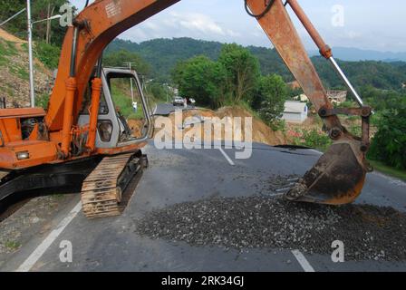 Bildnummer: 53316864  Datum: 03.09.2009  Copyright: imago/Xinhua (090904) -- KOTA KINABALU, September 4, 2009 (Xinhua) -- A rooter repair collapsed road near the Kota Kinabalu, capital of the Sabah State in east Malaysia, on Sept. 3, 2009. The traffic was interrupted as the collapse accident happened Thursday, nobody was wounded in the accident. (Xinhua) (jl) (1)MALAYSIA-TRAFFIC-ROAD-COLLAPSE PUBLICATIONxNOTxINxCHN Naturkatastrophen Erdrutsch Verkehr Straße kbdig xcb 2009 quer  o00 Asien, Bagger, Aufräumarbeiten    Bildnummer 53316864 Date 03 09 2009 Copyright Imago XINHUA  Kota Kinabalu Septe Stock Photo