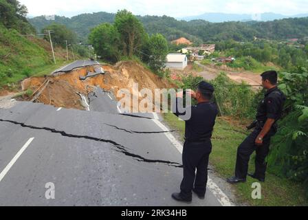 Bildnummer: 53316862 Datum: 03.09.2009 Copyright: imago/Xinhua (090904) -- KOTA KINABALU, 4. September 2009 (Xinhua) -- Polizeiwache in der Nähe der eingestürzten Straße in der Nähe des Kota Kinabalu, Hauptstadt des Sabah-Staates in Ost-Malaysia, am 3. September 2009. Der Verkehr wurde unterbrochen, da der Zusammenbruch am Donnerstag passierte. Niemand wurde bei dem Unfall verletzt. (Xinhua) (jl) (4)MALAYSIA-TRAFFIC-ROAD-COLLAPSE PUBLICATIONxNOTxINxCHN Naturkatastrophen Erdrutsch Verkehr Straße kbdig xcb 2009 quer o00 Asien Bildnummer 53316862 Datum 03 09 2009 Copyright Imago XINHUA Kota Kinabalu September 4 2009 XINH Stockfoto