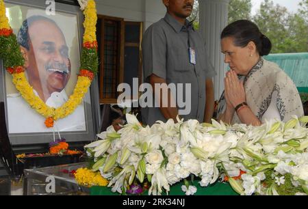 Bildnummer: 53320068 Datum: 04.09.2009 Copyright: imago/Xinhua (090904) -- HYDERABAD, 4. September 2009 (Xinhua) -- die Vorsitzende der United Progressive Alliance, Sonia Gandhi (R), vom indischen Kongress geleitet, trauert um Andhra Pradeshs 60-jährigen Ministerpräsidenten Y.S.R. Reddy in Hyderabad (Indien), 4. September 2009. Indien Freitag bat adieu zu einem seiner größten Massenführer, Chief Minister von Andhra Pradesh Y.S.R. Reddy, inmitten einer riesigen emotionalen Ausströmung, die auf die Straßen und Hintergassen des südindischen Staates strömt. (Xinhua) (wh) (2)INDIEN-POLITICS-CHIEF MINISTER-CRASH-TRAUER PUBLICATIONxNOTxINxCHN People Traue Stockfoto