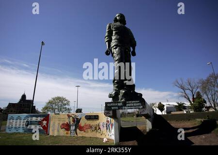 Bildnummer: 53321196 Datum: 05.09.2009 Copyright: imago/Xinhua (090906) -- ROSARIO (ARGENTINIEN), 6. September 2009 (Xinhua) -- Foto aufgenommen am 5. September 2009 zeigt die Bronzestatue des legendären Guerillakämpfers Ernesto Che Guevara in Rosario, einer Küstenstadt im Osten ARGENTINIENS. Rosario ist die Heimatstadt von Guevara, wo er 1928 geboren wurde. (Xinhua/Martin Zabala) (wjd) (2)ARGENTINA-ROSARIO-che GUEVARA-HOMETOWN PUBLICATIONxNOTxINxCHN Fotostory Heimatstadt kbdig xng 2009 quer o00 Statue Bildnummer 53321196 Datum 05 09 2009 Copyright Imago XINHUA Rosario Argentina 6. September 2009 XINHUA Foto gemacht Stockfoto