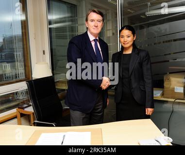 Bildnummer: 53321216  Datum: 26.08.2009  Copyright: imago/Xinhua (090906) -- LONDON, Sept. 6, 2009 (Xinhua) -- British Business Secretary Lord Mandelson (L), also the first secretary of State, shakes hands with Xinhua reporter Chen Wenxian during an interview in London, capital of Britain, in this file photo taken on Aug. 26, 2009. In a written interview with Xinhua on the eve of his visit to China, Mandelson said economic and political relations between Britain and China are very strong. (Xinhua/Zeng Yi) (2)BRITAIN-LONDON-MANDELSON-INTERVIEW PUBLICATIONxNOTxINxCHN People Politik premiumd kbdi Stock Photo