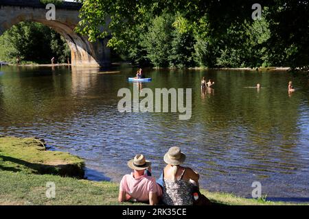 Eté, Chaleur, plage, Baignade, Repos, Détente, Promenade sur la Dordogne sous le château fort de Castelnaud en Périgord noir. Avec la chaleur la riviè Stockfoto