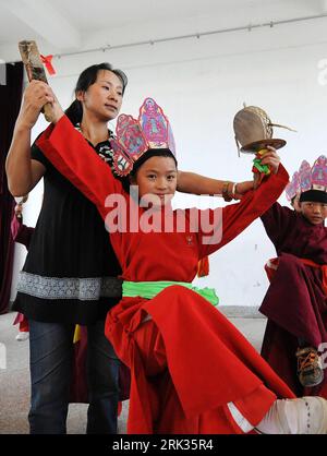 Bildnummer: 53326086 Datum: 04.09.2009 Copyright: imago/Xinhua (090908) -- KUNMING, 8. September 2009 (Xinhua) -- Ein Lehrer der Naxi-Ethnie unterrichtet einen Schüler in einer Grundschule in Lijiang, Provinz Yunnan, 4. September 2009. Lehrer der Naxi-ethnischen Gruppe in Lijiang führten die Dongba-Kultur, die traditionelle Kultur der Naxi-ethnischen Gruppe, den lokalen Schülern ein und lehrten ihnen Piktogramme, unterschiedliche Tänze, Musik und Gemälde. (Xinhua/Lin Yiguang) (zhs) (2)CHINA-YUNNAN-DONGBA-CULTURE (CN) PUBLICATIONxNOTxINxCHN Land und Leute Stockfoto