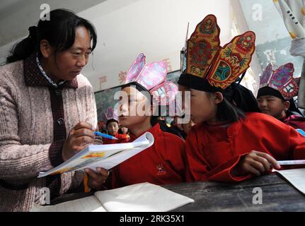 Bildnummer: 53326087 Datum: 04.09.2009 Copyright: imago/Xinhua (090908) -- KUNMING, 8. September 2009 (Xinhua) -- Eine Lehrerin der ethnischen Naxi-Gruppe lehrt ihre Schüler traditionelle Piktogramme der Dongba-Kultur an einer Grundschule in Lijiang, Provinz Yunnan im Südwesten Chinas, 4. September 2009. Lehrer der Naxi-ethnischen Gruppe in Lijiang führten die Dongba-Kultur, die traditionelle Kultur der Naxi-ethnischen Gruppe, den lokalen Schülern ein und lehrten ihnen Piktogramme, unterschiedliche Tänze, Musik und Gemälde. (Xinhua/Lin Yiguang) (zhs) (3)CHINA-YUNNAN-DONGBA-CULTURE (CN) PUBLICATIONxNOTxINxCHN Land und Leute KB Stockfoto