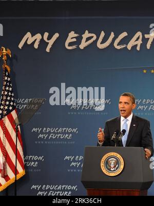 Bildnummer: 53331726  Datum: 08.09.2009  Copyright: imago/Xinhua WASHINGTON, U.S. President Barack Obama delivers a speech to students around the country at Wakefield High School in Arlington, the State of Virginia, near Washington DC, the United States of America, Sept. 8, 2009, which was also the first school day after summer break. The President repeatedly urged students to work hard and stay in school. (Xinhua/Jiang Guopeng) (gj) (2)U.S.-WASHINGTON-FIRST SCHOOL DAY-OBAMA PUBLICATIONxNOTxINxCHN People Politik kbdig xub 2009 hoch premiumd o0 Schriftzug o00 USA    Bildnummer 53331726 Date 08 Stock Photo