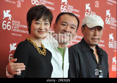 Bildnummer: 53333992  Datum: 09.09.2009  Copyright: imago/Xinhua (090909) -- VENICE, September 9, 2009 (Xinhua) -- Chinese director Liu Jie(C), actor Ni Dahong(R), and actress Mei Ting are pictured during the presentation of their film Touxi (Judge) during the 66th Venice International Film Festival at Venice Lido, on September 9, 2009. (Xinhua/Wu Wei) (yy) (2)ITALY-VENICE-FILM FESTIVAL-JUDGE PUBLICATIONxNOTxINxCHN People Film Pressetermin Venedig o00 Biennale o00 Filmfestival premiumd kbdig xsp 2009 quer    Bildnummer 53333992 Date 09 09 2009 Copyright Imago XINHUA  Venice September 9 2009 XI Stock Photo