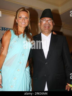 Bildnummer: 53334011  Datum: 09.09.2009  Copyright: imago/Xinhua (090909) -- KATHMANDU, Sep. 9, 2009 (Xinhua) -- Former Spice Girl Geri Halliwell (L) poses with Nepal s Prime Minister Madhav Kumar Nepal at a luncheon organized by the Prime Minister s office in Kathmandu, capital of Nepal, Sept. 9, 2009. Halliwell, a Goodwill Ambassador of the United Nations Population Fund (UNFPA), is in Nepal to highlight the improvement of maternal health. (Xinhua/Bimal Gautam) (zj) (2)NEPAL-KATHMANDU-HEALTH-GERI HALLIWELL PUBLICATIONxNOTxINxCHN People Politik kbdig xsp 2009 hoch premiumd    Bildnummer 53334 Stockfoto