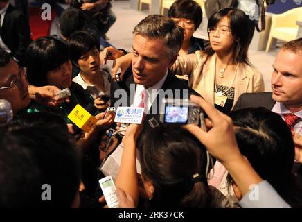 Bildnummer: 53343845  Datum: 11.09.2009  Copyright: imago/Xinhua DALIAN, Sept. 11, 2009 (Xinhua) -- Jon M. Huntsman Jr (C), US embassador to China, is crowded by journalists after attending a forum focusing on the global dimensions of China s domestic growth at the Annual Meeting of the New Champions 2009 in Dalian, northeast China s Liaoning Province. (Xinhua/Li Gang) (ypf) (DAVOS 2009)(1)CHINA-DALIAN-DAVOS-US EMBASSADOR PUBLICATIONxNOTxINxCHN People Politik Wirtschaft Weltwirtschaftsgipfel Weltwirtschaftsforum Wirtschaftsgipfel Wirtschaftsforum kbdig xdp 2009 quer premiumd o0 World Economic Stock Photo