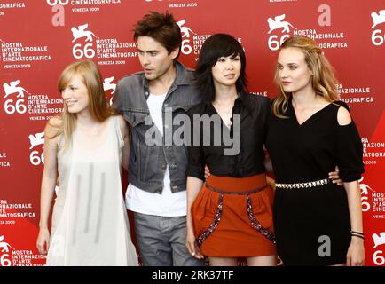 Bildnummer: 53348571  Datum: 11.09.2009  Copyright: imago/Xinhua (090912) -- VENICE, Sep. 12, 2009 (Xinhua) -- Canadian actress Sarah Polley, U.S. actor Jared Leto, Vietnamese born actress Linh-Dan Pham and German actress Diane Kruger (L-R) pose during the  for the film Mr. Nobody at the 66th Venice International Film Festival at Venice Lido, Sep.11, 2009. (Xinhua Photo) (gj) (1)ITALY-VENICE-FILM FESTIVAL-MR. NOBODY PUBLICATIONxNOTxINxCHN People Film Pressetermin Filmfestival o00 Biennale o00 kbdig xkg 2009 quer    Bildnummer 53348571 Date 11 09 2009 Copyright Imago XINHUA  Venice Sep 12 2009 Stock Photo