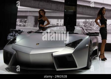 Bildnummer: 53366021 Datum: 15.09.2009 Copyright: imago/Xinhua FRANKFURT, (Xinhua) Ein Lamborghini Reventon Roadster wird am 15 2009. September 2009 auf der Internationalen Automobilausstellung Frankfurt (IAA) in Frankfurt, Deutschland, vorgestellt. Die weltweit größte Autoshow beginnt mit ihrem Medientag am 15. September und ist vom 17. Bis 27. September für die Öffentlichkeit zugänglich. (Xinhua/Luo Huanhuan) (lyx) (3)GERMANY-FRANKFURT-AUTO-SHOW PUBLICATIONxNOTxINxCHN Wirtschaft Messe IAA 2009 Automobilindustrie kbdig xkg 2009 quer o0 Internationale Automobilausstellung Auto Fahrzeug Bildnummer 53366021 Datum 15 09 2009 Kopieren Stockfoto