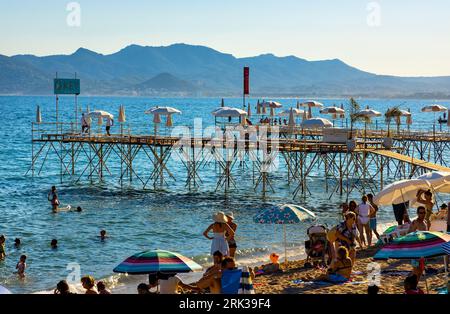 Cannes, Frankreich - 31. Juli 2022: Touristen sonnen sich am Strand Plage du Midi am Mittelmeerküsten der französischen Riviera Azure Stockfoto