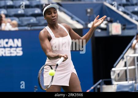 New York, USA. August 2023. Venus Williams aus den USA kehrt am 23. August 2023 für die US Open Championship im Billy Jean King Tennis Center in New York zurück. (Foto: Lev Radin/SIPA USA) Credit: SIPA USA/Alamy Live News Stockfoto