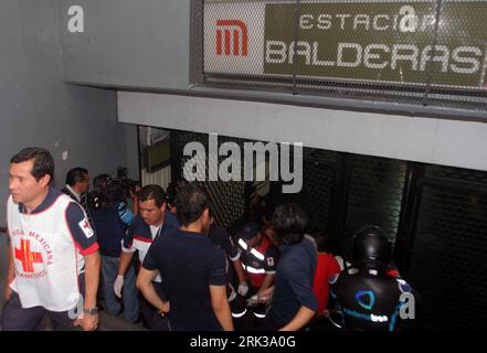 Bildnummer: 53380821  Datum: 19.09.2009  Copyright: imago/Xinhua (090919) -- MEXICO CITY, Sept. 19, 2009 (Xinhua) -- Policemen and medical workers gather at the Balderas subway station in Mexico City after a mass shooting Sept. 18, 2009. A gunman opened fire inside a Mexico City s subway station during rush hour on Friday, killing at least two people, according to police. (Xinhua/Karla Meneses) (zj) (4)MEXICO-SUBWAY-SHOOTING PUBLICATIONxNOTxINxCHN Massenschießerei Schießerei Amoklauf Amok Amokläufer Mexiko kbdig xsk 2009 quer o0 Ubahn Eingang Polizei Sanitäter    Bildnummer 53380821 Date 19 09 Stock Photo