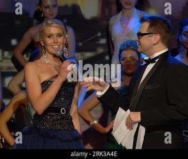Bildnummer: 53385333  Datum: 19.09.2009  Copyright: imago/Xinhua SYDNEY, 24-year-old Australian beauty Melinda Heffernan answers questions during the Miss Earth Australia 2009 competition in the University of New South Wales, Sydney, Australia, Sept. 19, 2009. Twenty-four contestants from around the country took part in the competition. (Xinhua/Jiang Yaping) (zcc) (4)AUSTRALIA-SYDNEY-MISS EARTH AUSTRALIA PUBLICATIONxNOTxINxCHN People Misswahl kbdig xmk 2009 quer    Bildnummer 53385333 Date 19 09 2009 Copyright Imago XINHUA Sydney 24 Year Old Australian Beauty Melinda Heffernan Answers Question Stockfoto