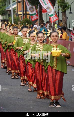 Makkappu-mandar-Tanz aus West-sulawesi. Dieser Tanz zeigt die Tradition des Mandar-Volkes, in Kontakt zu bleiben, indem es Nachbarn, Familie, Stockfoto