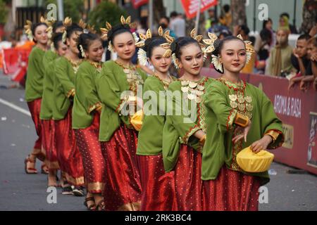 Makkappu-mandar-Tanz aus West-sulawesi. Dieser Tanz zeigt die Tradition des Mandar-Volkes, in Kontakt zu bleiben, indem es Nachbarn, Familie, Stockfoto