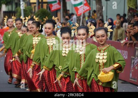 Makkappu-mandar-Tanz aus West-sulawesi. Dieser Tanz zeigt die Tradition des Mandar-Volkes, in Kontakt zu bleiben, indem es Nachbarn, Familie, Stockfoto