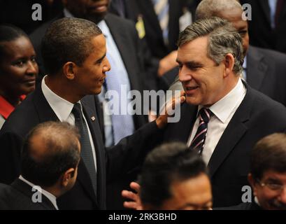 Bildnummer: 53422614  Datum: 24.09.2009  Copyright: imago/Xinhua (090924) -- NEW YORK, Sept. 24, 2009 (Xinhua) -- U.S. President Barack Obama (L) talks with Britain s Prime Minister Gordon Brown before the Summit on Nuclear Non-Proliferation and Nuclear Disarmament at the UN headquarters in New York, the United States, Sept. 24, 2009. The UN Security Council on Thursday unanimously adopted a resolution to stop the proliferation of nuclear weapons in a bid to seek a safer world for all, and to create conditions for a world without nuclear weapons. (Xinhua/Shen Hong) (gj) (3)U.N.-SECURITY COUNCI Stock Photo