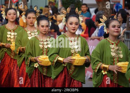 Makkappu-mandar-Tanz aus West-sulawesi. Dieser Tanz zeigt die Tradition des Mandar-Volkes, in Kontakt zu bleiben, indem es Nachbarn, Familie, Stockfoto