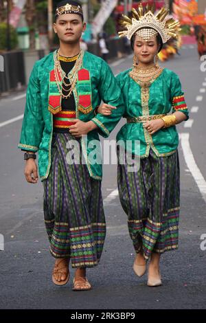 Indonesisch mit einem traditionellen Kostüm aus West-sulawesi bei BEN Carnival Stockfoto