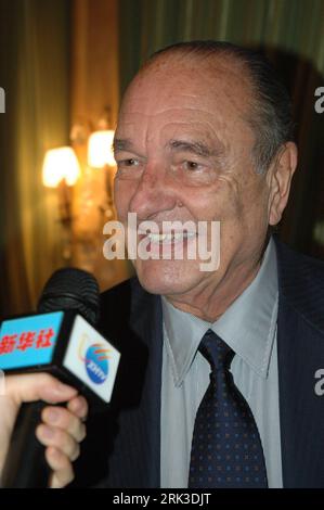 Bildnummer: 53453616  Datum: 28.09.2009  Copyright: imago/Xinhua (090928) -- PARIS, Sept. 28, 2009 (Xinhua) -- Former French President Jacques Chirac is interviewed during a reception held at a garden in Paris, capital of France, on Sept. 28, 2009. About 2,000 French guests and overseas Chinese in France gathered here on Monday to attend the reception held by the Chinese Embassy in France to celebrate the 60th anniversary of the founding of the People s Republic of China.(Xinhua/Chu Wen) (lr) (3)FRANCE-PARIS-RECEPTION-CELEBRATION-60TH ANNIVERSARY-FOUNDING OF PRC PUBLICATIONxNOTxINxCHN People P Stock Photo