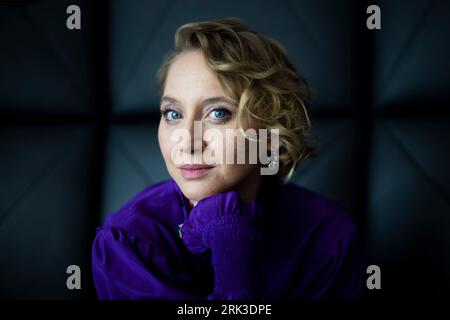 Berlin, Deutschland. Juli 2023. Anna Maria Mühe, Schauspielerin, sitzt während einer Fotosession mit der Deutschen Presse-Agentur für den Film 'Sophia, Death and I' in einem Berliner Hotel. (An dpa-Korr 'drei Bier mit dem Tod: 'Sophia, Tod und ich') Credit: Christoph Soeder/dpa/Alamy Live News Stockfoto