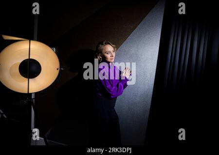 Berlin, Deutschland. Juli 2023. Anna Maria Mühe, Schauspielerin, sitzt während einer Fotosession mit der Deutschen Presse-Agentur für den Film 'Sophia, Death and I' in einem Berliner Hotel. (An dpa-Korr 'drei Bier mit dem Tod: 'Sophia, Tod und ich') Credit: Christoph Soeder/dpa/Alamy Live News Stockfoto