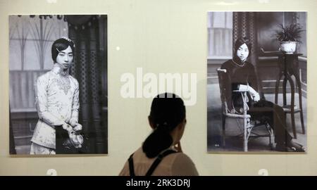 Bildnummer: 53456084  Datum: 29.09.2009  Copyright: imago/Xinhua (090929) -- TOKYO, Sept. 29, 2009 (Xinhua) -- A visitor looks at large-sized photographs of Mei Lanfang, the late best-known Beijing Opera master, at the art museum of Japan-China Friendship Center in Tokyo, capital of Japan, on Sept. 29, 2009. An exhibition featuring Mei Lanfang is jointly held by Japan-China Friendship Center, China International Culture Association and Mei Lanfang Memorial Museum, which includes more than 300 exhibits such as photographs, used clothes and sculptures. The exhibition is opened to the public from Stock Photo