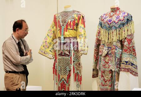 Bildnummer: 53456085  Datum: 29.09.2009  Copyright: imago/Xinhua (090929) -- TOKYO, Sept. 29, 2009 (Xinhua) -- A visitor looks at used costumes of Mei Lanfang, the late best-known Beijing Opera master, when he played in Tyrant Bids His Lady Farewell (L) and Drunken Beauty, at the art museum of Japan-China Friendship Center in Tokyo, capital of Japan, on Sept. 29, 2009. An exhibition featuring Mei Lanfang is jointly held by Japan-China Friendship Center, China International Culture Association and Mei Lanfang Memorial Museum, which includes more than 300 exhibits such as photographs, used cloth Stock Photo