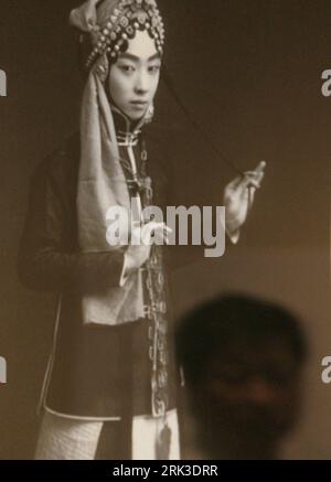 Bildnummer: 53456082  Datum: 29.09.2009  Copyright: imago/Xinhua (090929) -- TOKYO, Sept. 29, 2009 (Xinhua) -- A visitor looks at a large-sized photograph of Mei Lanfang, the late best-known Beijing Opera master, at the art museum of Japan-China Friendship Center in Tokyo, capital of Japan, on Sept. 29, 2009. An exhibition featuring Mei Lanfang is jointly held by Japan-China Friendship Center, China International Culture Association and Mei Lanfang Memorial Museum, which includes more than 300 exhibits such as photographs, used clothes and sculptures. The exhibition is opened to the public fro Stock Photo