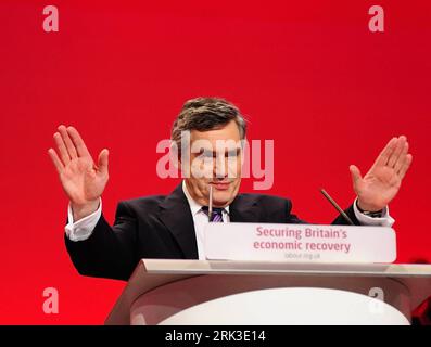 Bildnummer: 53458437  Datum: 29.09.2009  Copyright: imago/Xinhua (090930) -- BRIGHTON, Sept. 30, 2009 (Xinhua) -- British Prime Minister Gordon Brown delivers a speech at the annual Labour Party Conference in Brighton, Britain, on September 29, 2009. Brown delivered a speech here on Tuesday addressing the interior and foreign policies of the Labour government in an attempt to reverse the difficult situation in polls and the local elections in June. The United Kingdom s ruling Labour Party are holding their five-day autumn conference in Brighton from Sept 27 to Oct. 1 to prepare for the general Stock Photo