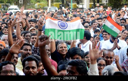 Bengaluru, Indien. August 2023. Die Menschen feiern, während sie eine Live-Übertragung der Landung von Chandrayaan-3 auf der Mondoberfläche in Bengaluru, Indien, am 23. August 2023 sehen. Die indische Mondmission 3, oder Chandrayaan-3, landete am Mittwoch um 18:04 Uhr (1234 GMT) auf der Mondoberfläche, sagte die indische Weltraumforschungsorganisation (ISRO). Quelle: Str/Xinhua/Alamy Live News Stockfoto