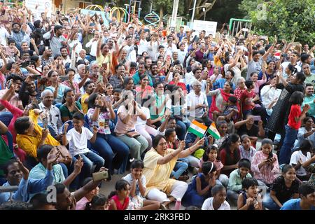 Bengaluru, Indien. August 2023. Die Menschen feiern, während sie eine Live-Übertragung der Landung von Chandrayaan-3 auf der Mondoberfläche in Bengaluru, Indien, am 23. August 2023 sehen. Die indische Mondmission 3, oder Chandrayaan-3, landete am Mittwoch um 18:04 Uhr (1234 GMT) auf der Mondoberfläche, sagte die indische Weltraumforschungsorganisation (ISRO). Quelle: Str/Xinhua/Alamy Live News Stockfoto