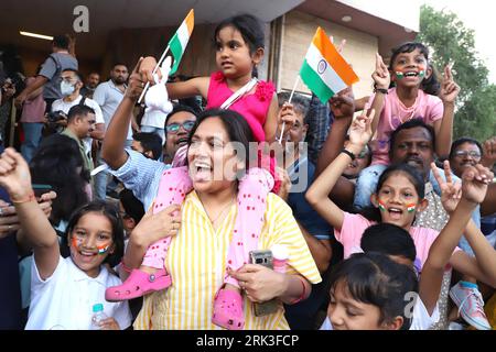 Bengaluru, Indien. August 2023. Die Menschen feiern, während sie eine Live-Übertragung der Landung von Chandrayaan-3 auf der Mondoberfläche in Bengaluru, Indien, am 23. August 2023 sehen. Die indische Mondmission 3, oder Chandrayaan-3, landete am Mittwoch um 18:04 Uhr (1234 GMT) auf der Mondoberfläche, sagte die indische Weltraumforschungsorganisation (ISRO). Quelle: Str/Xinhua/Alamy Live News Stockfoto