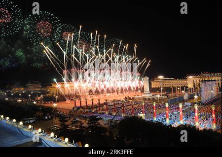 Bildnummer: 53479624 Datum: 01.10.2009 Copyright: imago/Xinhua (091001) -- PEKING, 1. Oktober 2009 (Xinhua) -- Feuerwerk explodiert über dem Tian-Anmen-Platz im Zentrum von Peking während der Feierlichkeiten zum 60. Jahrestag der Gründung der Volksrepublik China am 1. Oktober 2009. (Xinhua/Li Gang) (dyw) CHINA-NATIONAL DAY-CELEBRATIONS-FIREWORKS (CN) PUBLICATIONxNOTxINxCHN Nationalfeiertag 60 Jahre Volksrepublik China Feuerwerk kbdig xsk 2009 quer o0 Jubiläum Nacht Tiananmen Langzeitbelichtung Bildnummer 53479624 Datum 01 10 2009 Copyright Imago XINHUA Beijing OCT 1 2009 XINHUA Fireworks exp Stockfoto