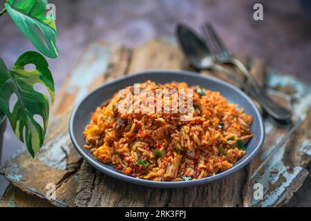 Nasi goreng Rendang, indonesischer gebratener Reis mit Rindfleisch Rendang Stockfoto