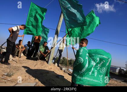 Bildnummer: 53480101 Datum: 01.10.2009 Copyright: imago/Xinhua (091002) -- GAZA, 02. Oktober 2009 (Xinhua) -- palästinensische Anhänger der Hamas und des Islamischen Dschihad warten am 1. Oktober 2009 in der Nähe des Grenzübergangs Israel Erez auf die Freilassung palästinensischer Gefangener, die derzeit in israelischen Gefängnissen gefangen gehalten werden. Laut Quelle in Gaza soll Israel 20 weibliche Gefangene am 2. Oktober freilassen, im Gegenzug für ein Video von Gilad Shalit, einem Soldaten, der im Juni 2006 von Gaza-Militanten eingenommen wurde. (Xinhua/Wissam Nassar) (yc) (2)GAZA-PALÄSTINENSER-GEFANGENER PUBLICATIONxNOTxINxCHN kbdig xsk 2009 quer o0 Fahne Bildnummer 53480101 Stockfoto