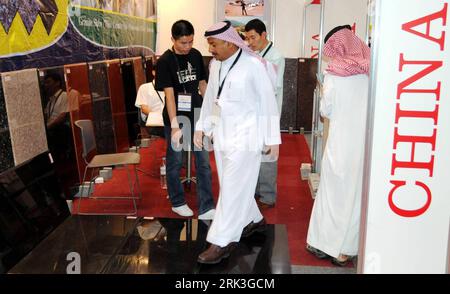 Bildnummer: 53506512 Datum: 04.10.2009 Copyright: imago/Xinhua (091005) -- RIYADH, 5. Oktober 2009 (Xinhua) -- ein saudischer Besucher probiert ein Steinprodukt auf der Saudi Build 2009 – der 21. internationalen Ausstellung für Bautechnologie und Baumaterialien und der Saudi Stone 2009 – der 12. internationalen Ausstellung für Stein und Steintechnologie in Riad, der Hauptstadt Saudi-Arabiens, am 4. Oktober 2009. Die Show wurde hier am Sonntag eröffnet, mit mehr als 90 chinesischen Unternehmen, die viele saudische Besucher hier anlocken. (Xinhua/Li Zhen) (lr) (1)SAUDI ARABIA-RIYADH-INT L STONE SHOW PUBLICATIONxNOTxINxCHN Saudi Arabien Wirtschaft kbdig xub 2009 quer o0 Au Stockfoto