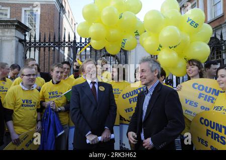 Bildnummer: 53515162 Datum: 03.10.2009 Copyright: imago/Xinhua (091004) -- DUBLIN, 4. Oktober 2009 (Xinhua) -- die irische Fine-Gael-Führerin Enda Kenny (L) feiert am 3. Oktober 2009 in Dublin, Irland, mit Unterstützern nach dem Lissabon-Vertrag. Die irischen Wähler stimmten dem Vertrag von Lissabon der Europäischen Union (EU) im zweiten Referendum am Samstag mit 67,1 Prozent zu, was für die Integration der EU ausschlaggebend war. (Xinhua/Wang Yahong) (lyx) (1)IRLAND-DUBLIN-LISSABON TREATY-PASS PUBLICATIONxNOTxINxCHN People Politik Irland EU Referendum Abstimmung Reformvertrag Reform Lissabon Vertrag kbdig xub 20 Stockfoto