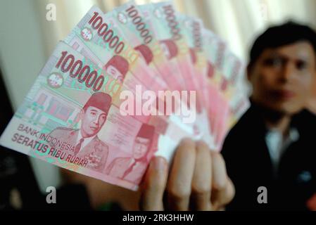 Bildnummer: 53518728  Datum: 08.10.2009  Copyright: imago/Xinhua (091008) -- JAKARTA, Oct. 8, 2009 (Xinhua) -- A man displays 100,000 Indonesian rupiah in Jakarta, captial of Indonesia, Oct. 8, 2009. The Indonesian rupiah has risen by 15 percent since Oct. 3, 2008 against U.S. dollars, as a result of the economic pump priming of the Indonesian government and the prospects of economic recovery. (Xinhua/Yue Yuewei) (msq) (2)INDONESIA-RUPIAH-EXCHANGE RATE-RISE PUBLICATIONxNOTxINxCHN Objekte Geldschein Geldscheine Finanzen Symbolfoto Rupiah Währung Kbdig xdp 2009 quer o00 Geld    Bildnummer 535187 Stock Photo